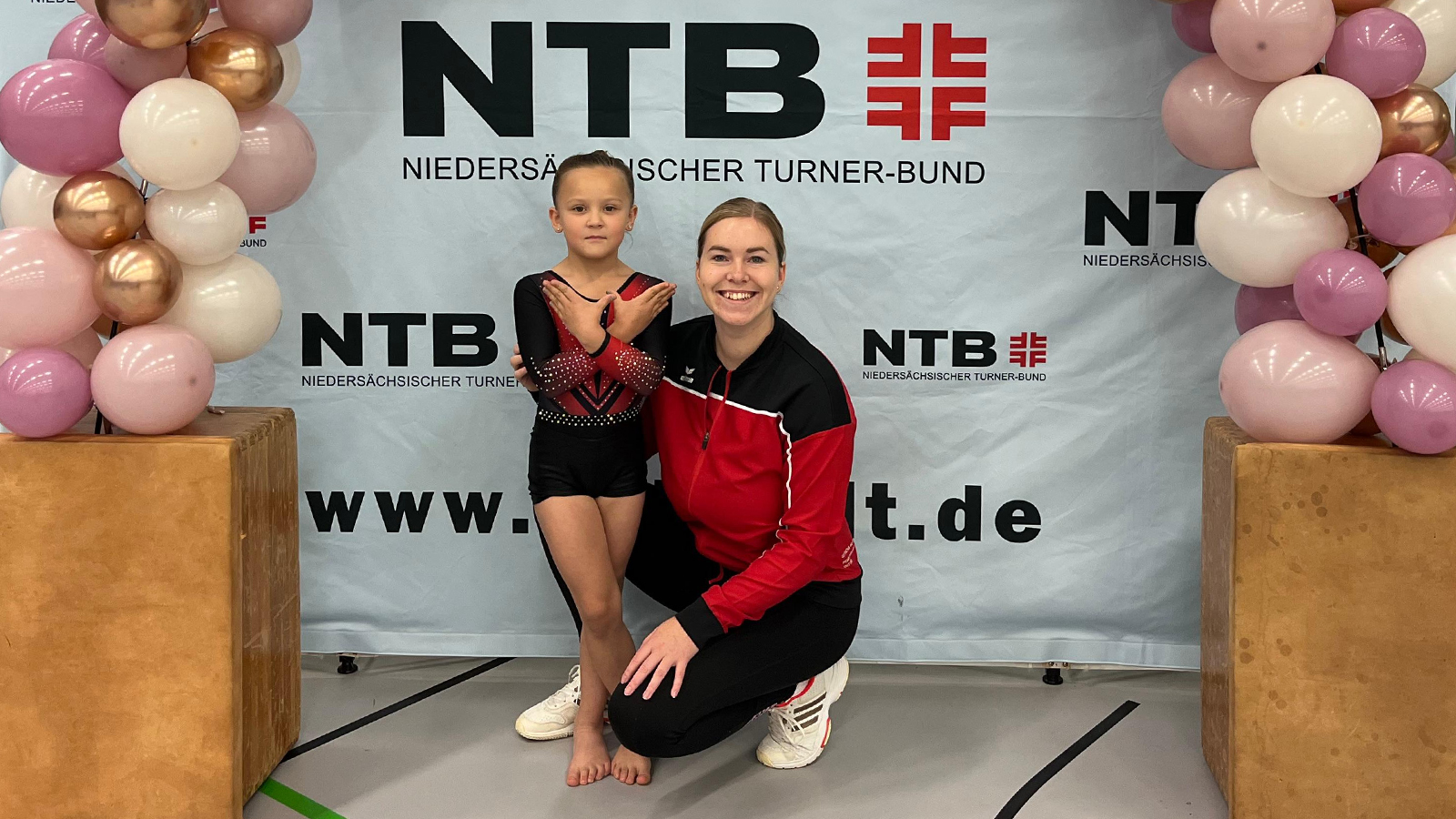 Milena Grunow und Trainerin Leandra freuten sich in Walsrode über die erfolgreichen Auftritte der TSV-Turnerinnen. Milena Grunow und Trainerin Leandra freuten sich in Walsrode über die erfolgreichen Auftritte der TSV-Turnerinnen.