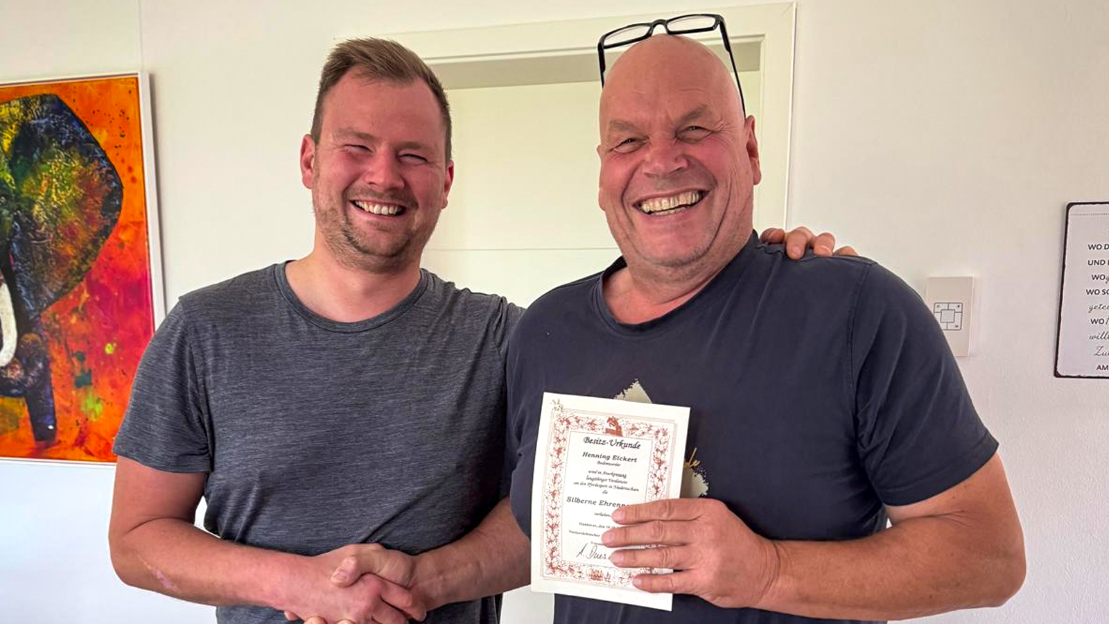 Kevin Schmidt überreicht Henning Eickert im Rahmen eines persönlichen Treffens die Ehrennadel in Silber und die Urkunde des Landessportbundes Niedersachsen – als Anerkennung für über 20 Jahre engagierte Vorstandsarbeit im Reiterverein Bodenwerder e. V.