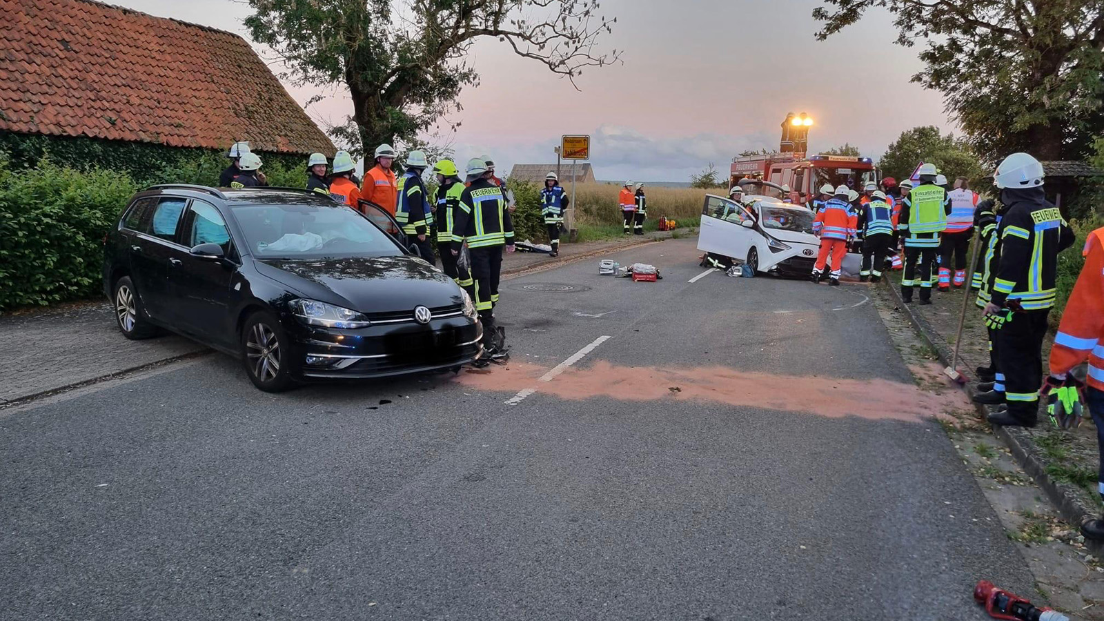 Verkehrsunfall in Vahlbruch: Feuerwehr befreit eingeschlossene Person aus einem der beteiligten Pkw