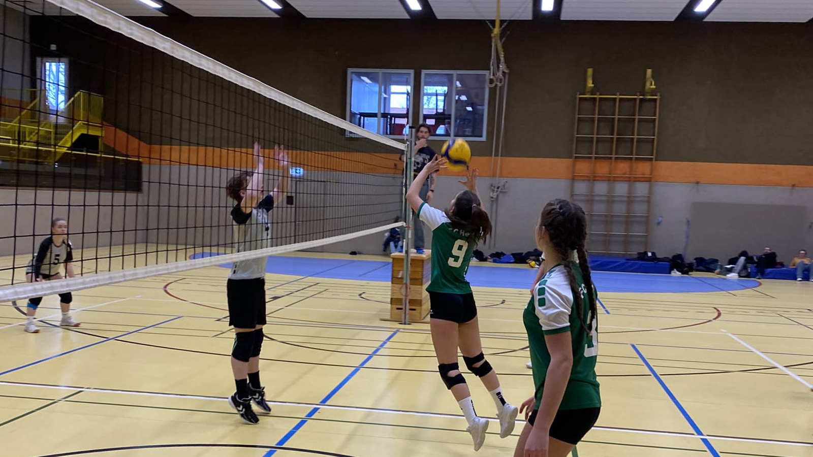 Marilena Häder bei einem gezielten „Pritscher“ in die Lücke der Gegner