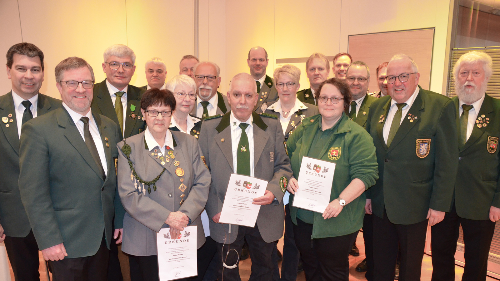 Präsident NSSV Stefan Kiesewetter, Vizepräsident Christian Bremer, Präsident KSV Holzminden Jürgen Twele, Kreisdamenleiterin Beate Otto, Referent Druckluftwaffen/Leistungsnadeln Harald Ude sowie der ehemalige Präsident des KSV Holzminden Holger Pramann.