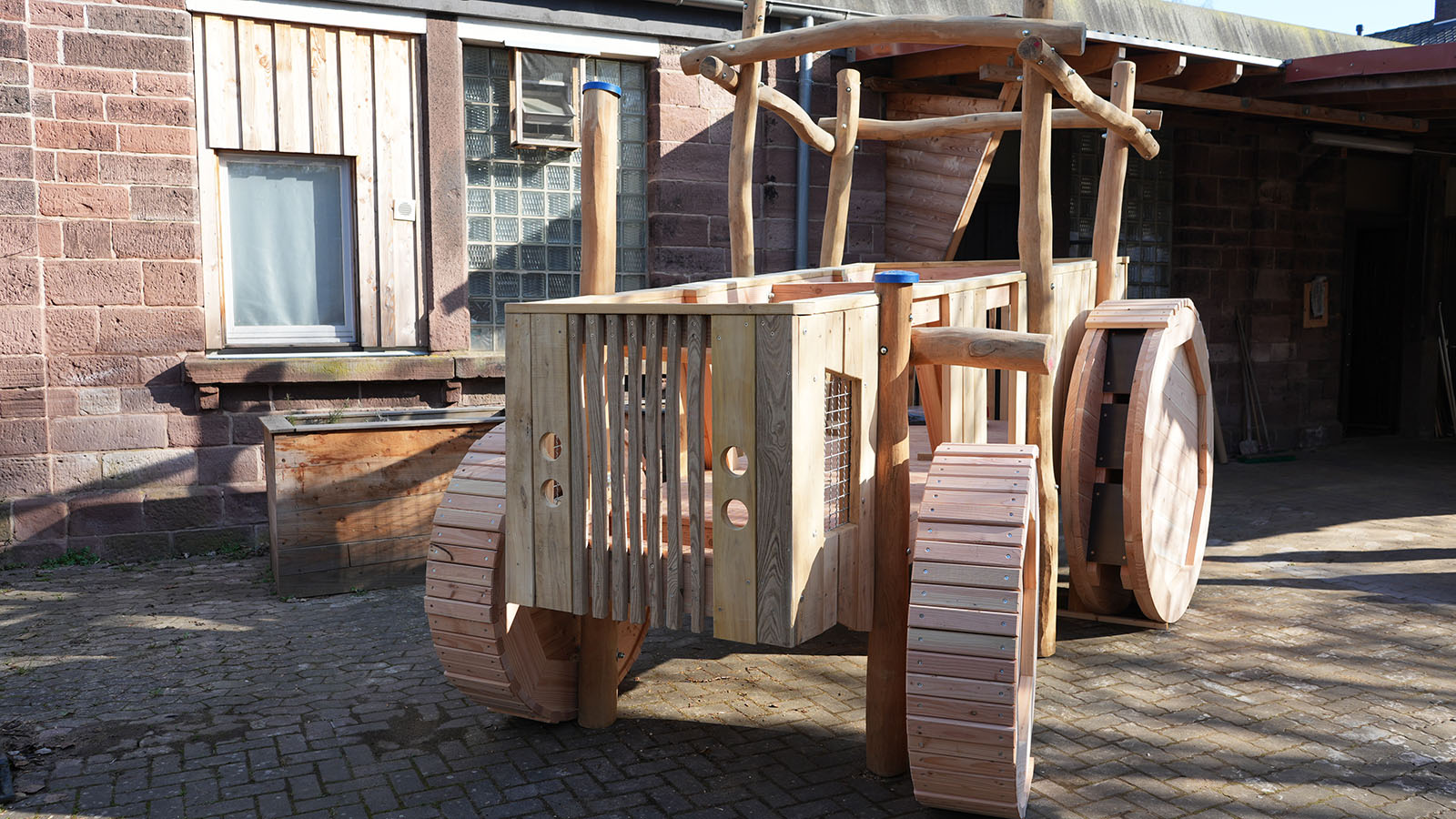 Mit Herz und Hand gebaut: Holz-Trecker aus Holzminden wird beim Frühlings-Reitturnier für den guten Zweck versteigert