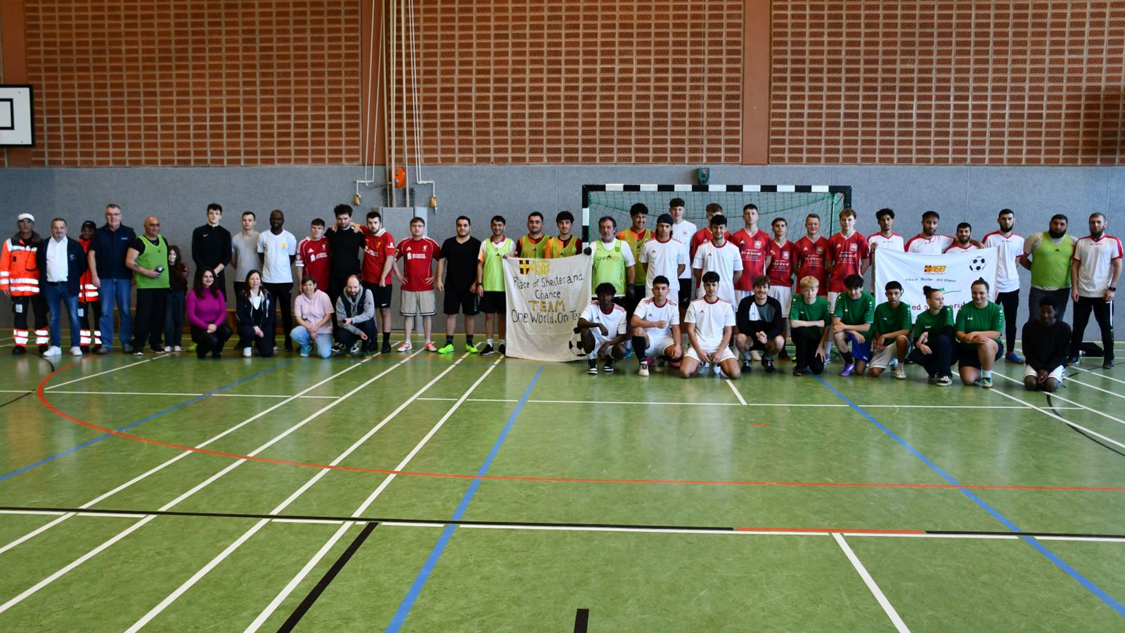 Viele freudestrahlende Gesichter: ASB „One World, one Team“ sichert sich den Integrationscup